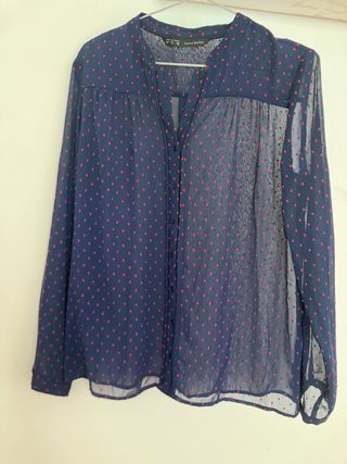 Blusa Zara azul con puntos rosas
