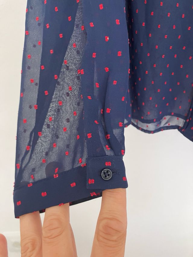 Blusa Zara azul con puntos rosas