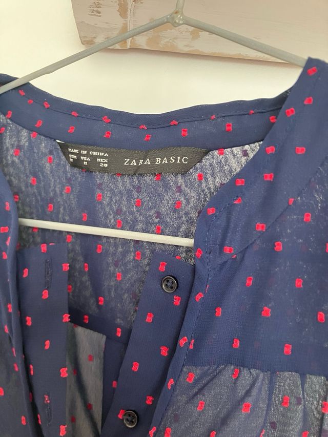 Blusa Zara azul con puntos rosas