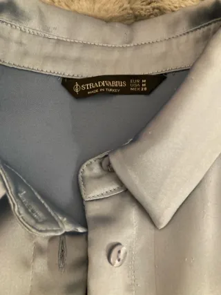 Camisa Stradivarius azul satinada crop