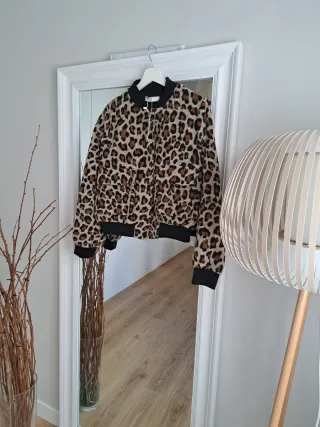 Cazadora bomber estampado animal