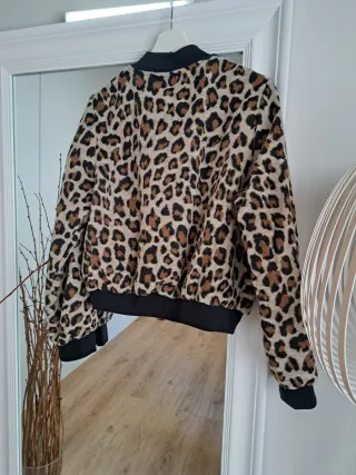 Cazadora bomber estampado animal