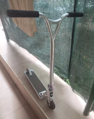 Patín de trucos NKD.