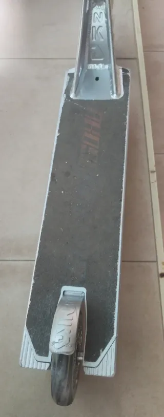 Patín de trucos NKD.