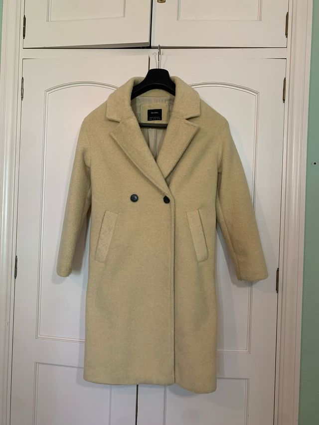 Abrigo Bershka amarillo Talla XS