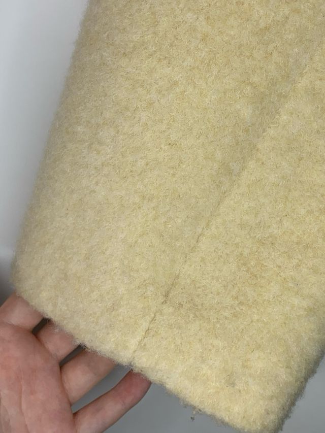 Abrigo Bershka amarillo Talla XS