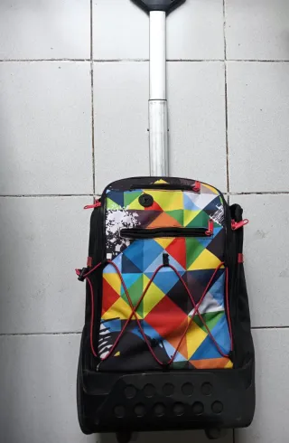 Mochila con ruedas y diseño geométrico