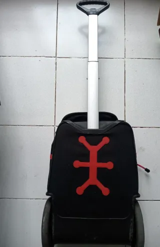 Mochila con ruedas y diseño geométrico