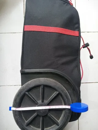 Mochila con ruedas y diseño geométrico
