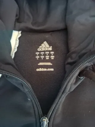 Sudadera Adidas con capucha negra y roja