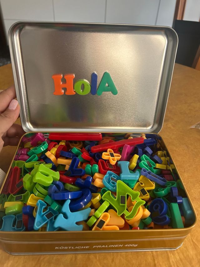 Letras magnéticas en caja metálica