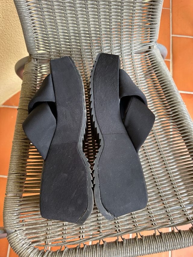 Sandalias plataforma Stradivarius negras