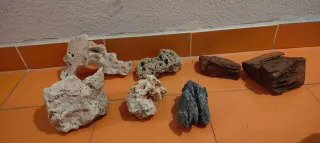 Piedras y madera para acuario