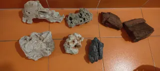 Piedras y madera para acuario