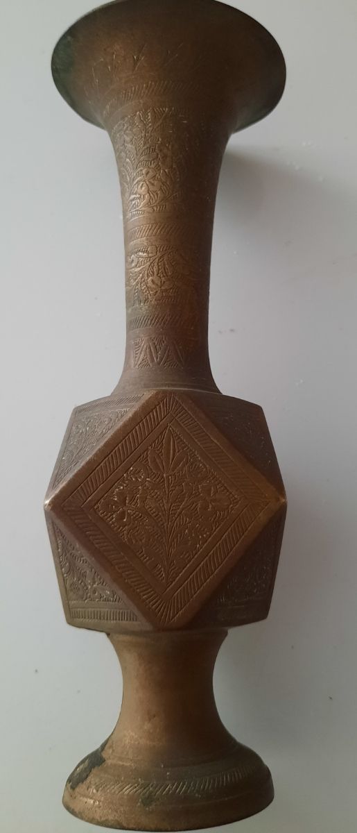 Piccolo vaso in ottone inciso
Foro 3,5 cm