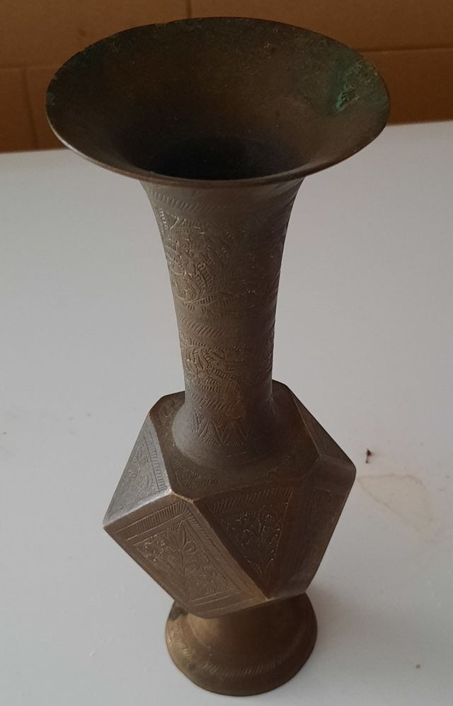 Piccolo vaso in ottone inciso
Foro 3,5 cm