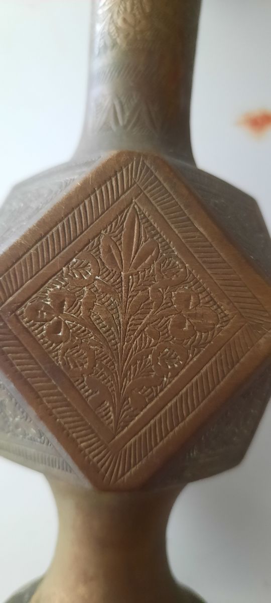 Piccolo vaso in ottone inciso
Foro 3,5 cm