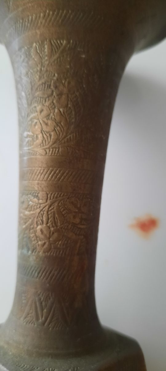 Piccolo vaso in ottone inciso
Foro 3,5 cm