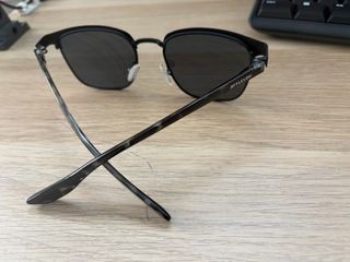 Occhiali da sole neri e grigi