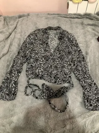 Camisa cruzada Stradivarius estampado