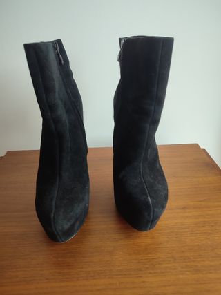 Botas pretas de camurça