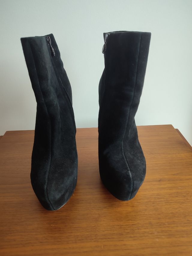 Botas pretas de camurça