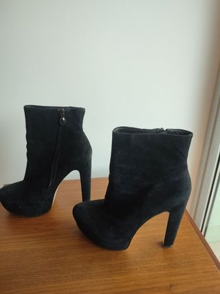 Botas pretas de camurça