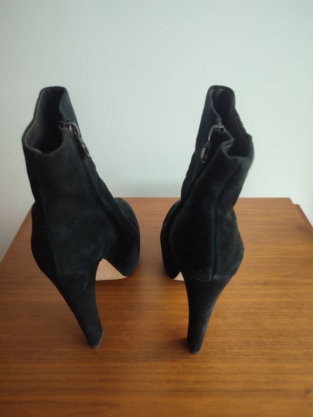 Botas pretas de camurça