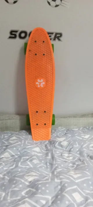 Monopatín naranja