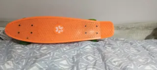 Monopatín naranja