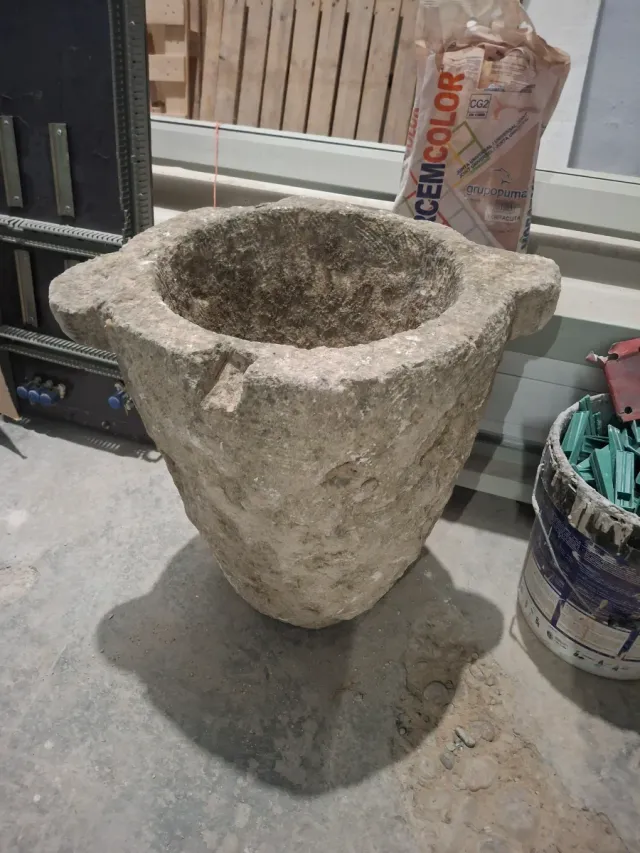 Mortero antiguo de piedra