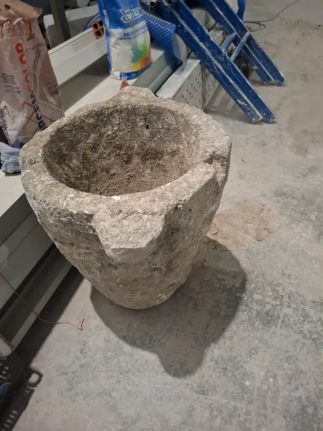 Mortero antiguo de piedra