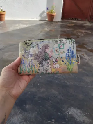 Cartera estudio GiBli  viene con su funda nueva 