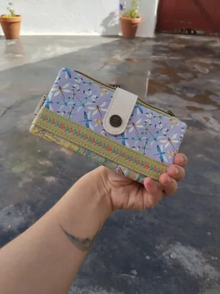 Cartera estudio GiBli  viene con su funda nueva 