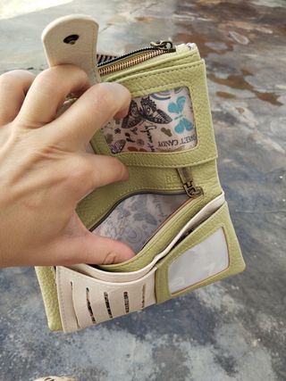 Cartera estudio GiBli  viene con su funda nueva 