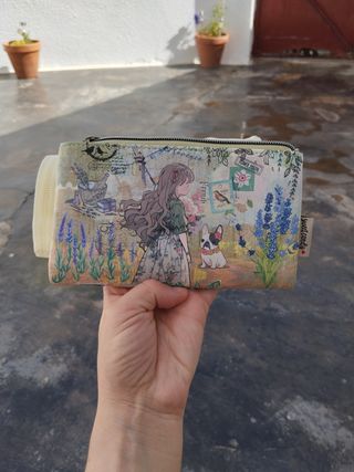 Cartera estudio GiBli  viene con su funda nueva 