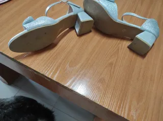 Zapatos de fiesta plateados con lazo