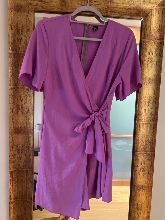Vestido-mono morado con moño