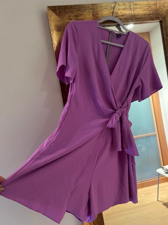 Vestido-mono morado con moño