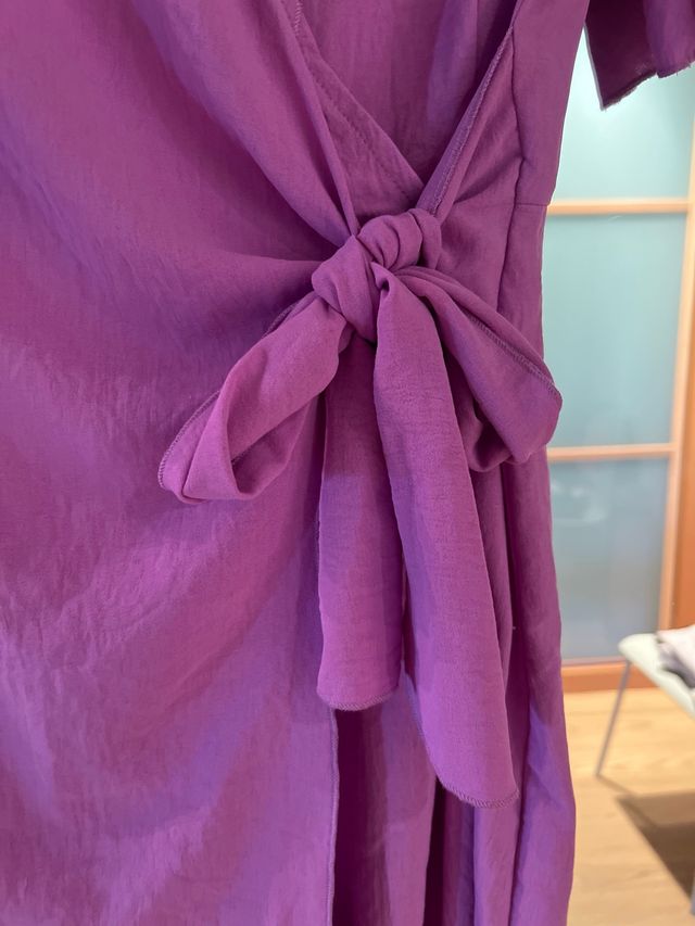 Vestido-mono morado con moño
