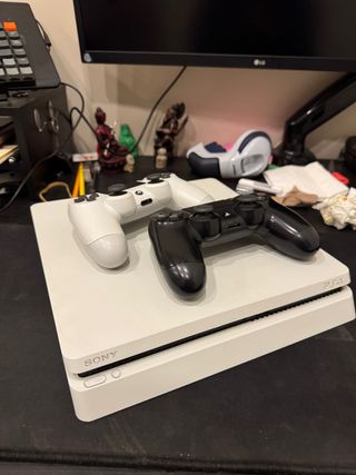 PS4 Slim Bianca + 2 Controller + 4 games