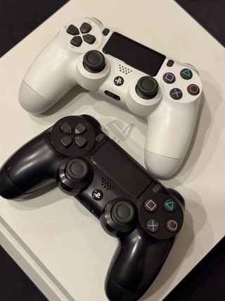 PS4 Slim Bianca + 2 Controller + 4 games
