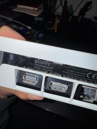 PS4 Slim Bianca + 2 Controller + 4 games