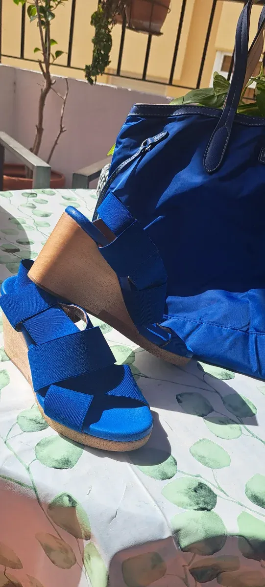 Conjunto bolso y sandalias azul eléctrico