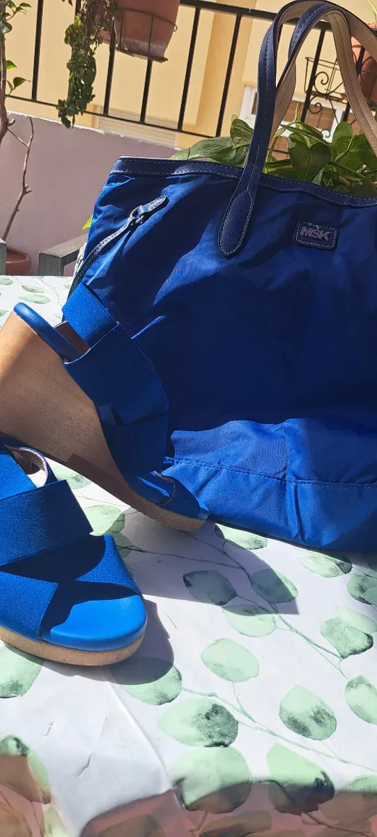 Conjunto bolso y sandalias azul eléctrico