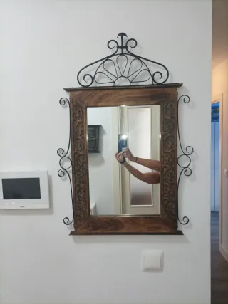 Mesa de entrada rústica con espejo