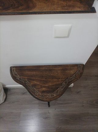 Mesa de entrada rústica con espejo
