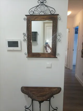 Mesa de entrada rústica con espejo