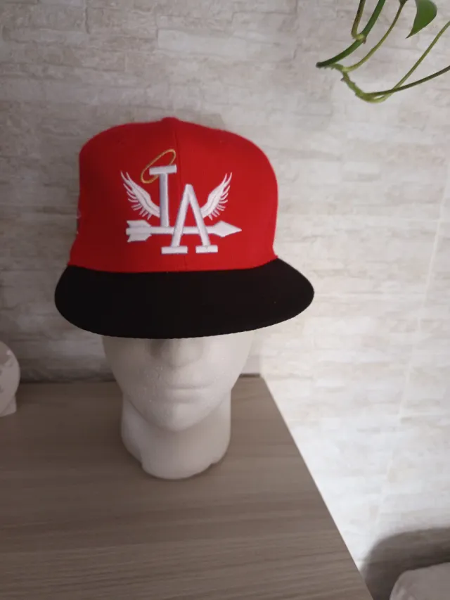 Cappellino rosso e nero con LA