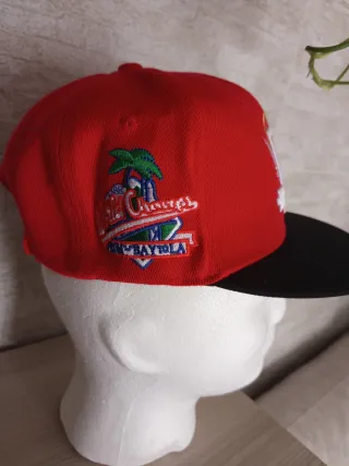 Cappellino rosso e nero con LA